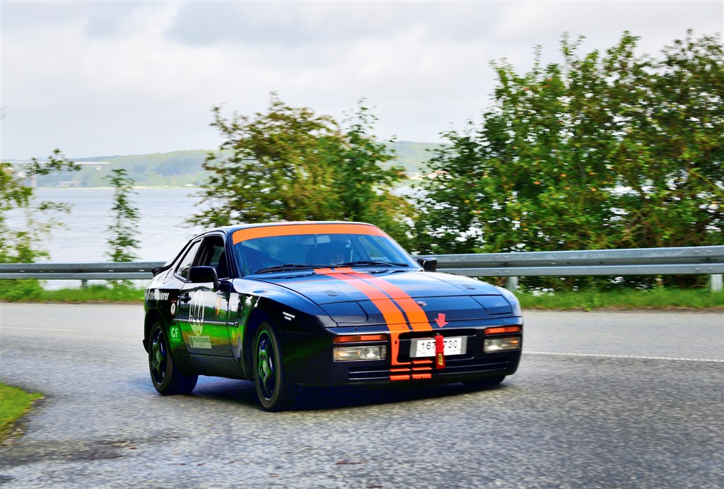 Virksomhedscoach og bilentusiast Stiig Broby fra Roskilde stiller op i Munkebjerg Hill Climb med sin diskrete, men meget konkurrencedygtige Porsche 944 S2 fra 1990.
(Foto: Michael Eisenberg)
